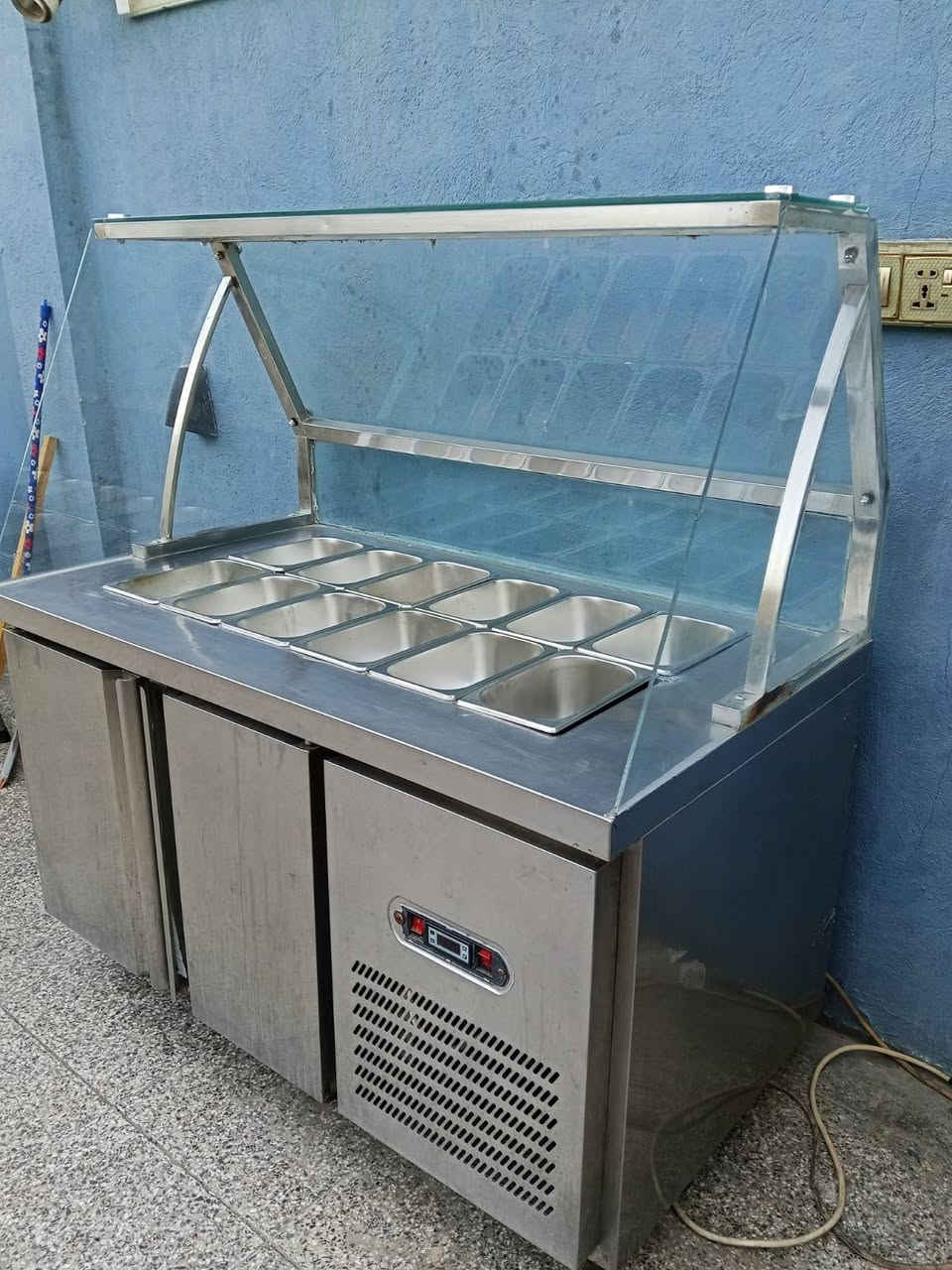 عارضة مقبلات ستيل وبداخلها ثلاجه
قياسها 130*75 والارتفاع 140
سعرها ب450
بغداد الاعظمية 
***********
