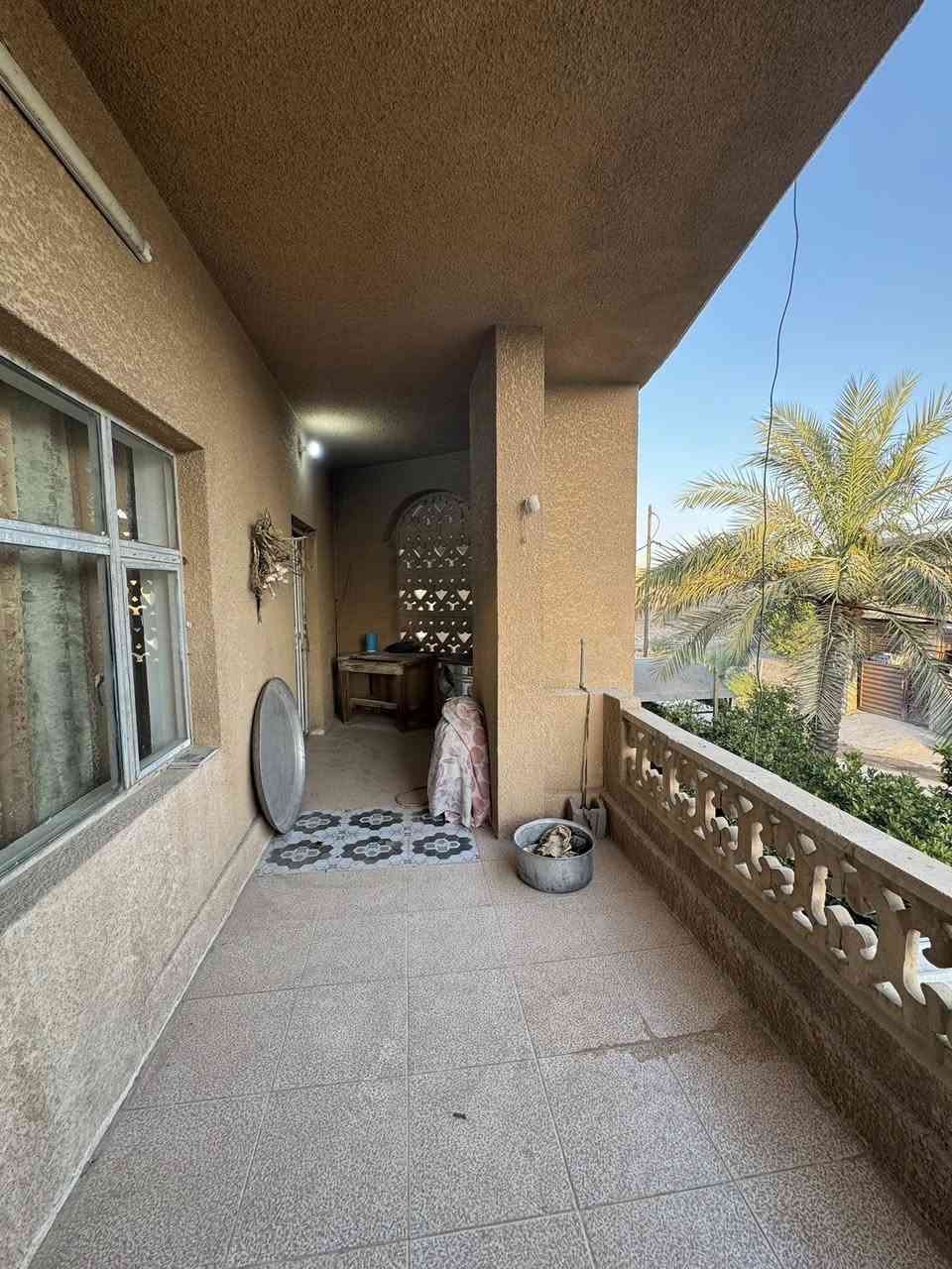 السلام عليكم بيت طابقين طابو صرف مساحه 300 في ابو غريب حي المهندسين قرب السريع يحتوي 5غرف نوم والبيت قديم بس مصروف عليه بل جديد ترميم كامل وشغل بواري حديث ومطبخ حديث ومخزن خارجي بناء جديد وحدائق الي عنده استفسار عن السعر وعن البيت يتصل عله الرقم او يراسل عله هاذ الحساب كورك *********** اثير ***********
