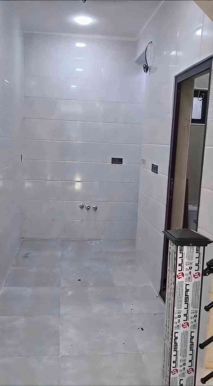 يتوفر  مشتمل للبيع🏠
الموقع الشعب شارع عدن📍
مساحة سند 40م الواجهة 4 النزال 10📄
⚫️استقبال
⚫️مطبخ
⚫️غرفتين نوم واحدى الغرف سويت
⚫️ بناء 2025 زيرو 
للأستفسار يرجى التواصل على ***********
