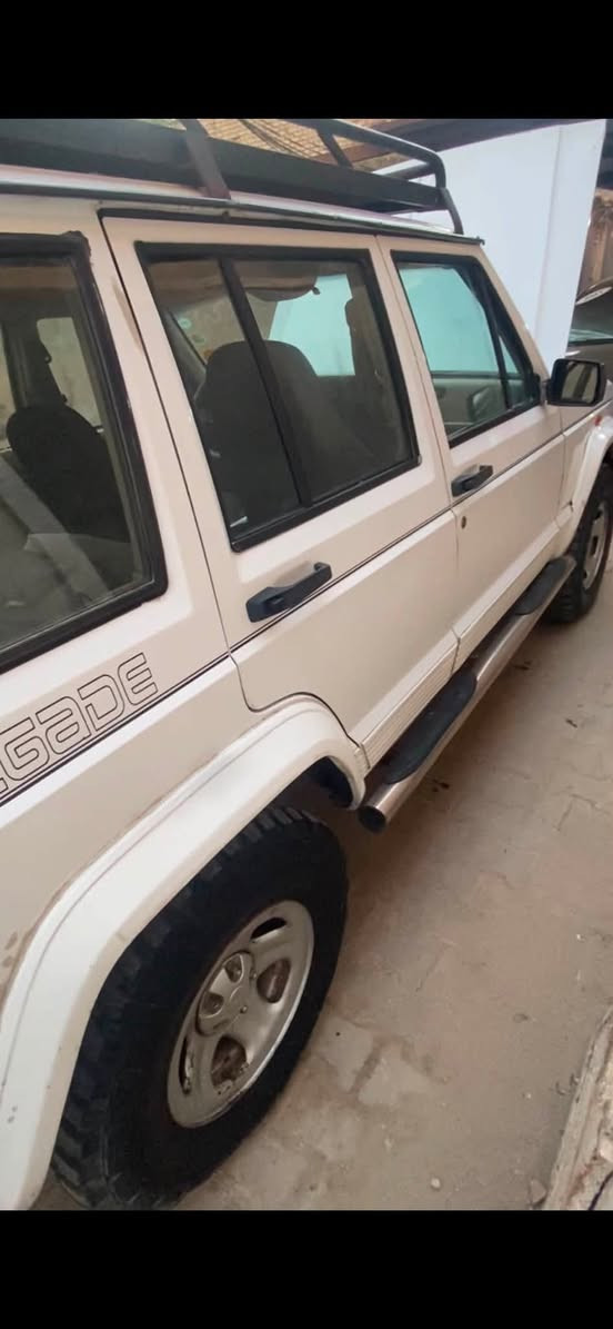 السلام عليكم  للبيع جيب موديل 90 سياره جاهزه لاضربه لاصبغ كهربائيات جاهزة رقم دولي جديد سعر 38  
***********
