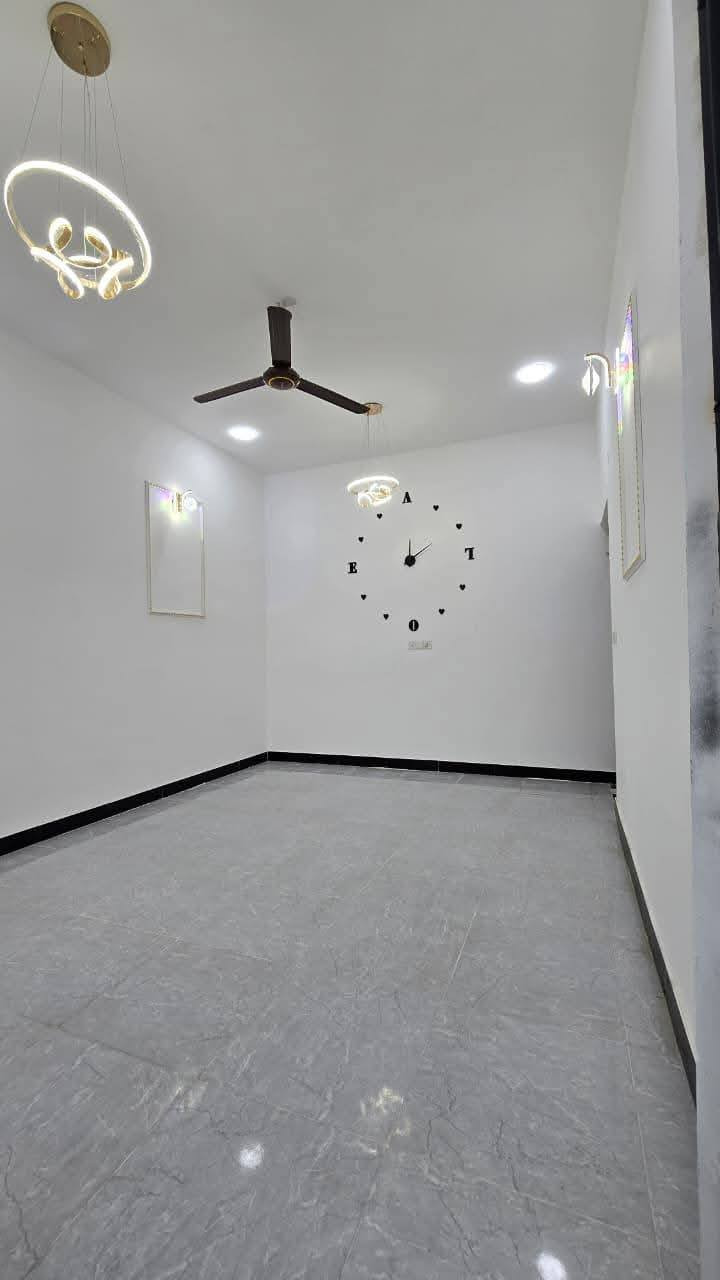 أسعد ألله أوقاتكم بكل خير 🔷
اللاستفسار📲***********

دار سكن للبيع بقمت روعه 🏭
المساحة 200 م
بناء حديث شقل درجه أولى👍
على شارع 10م تبليط 🛣
كافت لخدمات متوفره 

محتويات البيت ⬇️
1- كراج + حديقه
2- دوانيه
3- صاله
4- مطبخ
5- غرف منام عدد 2 
6- صحيات خارجي وداخلي

نوع العقار طابو زراعي
بأسم عراقي سند 25
الموقع راقي ⚡
البصره محوله الزهير
قريب على مركز لمدينه
يبعد عن سايدين سياحي 700م

كل هاذ جمال وترتيب
بسعر 122وبي مجال لشراي
اللاستفسار 📲***********
