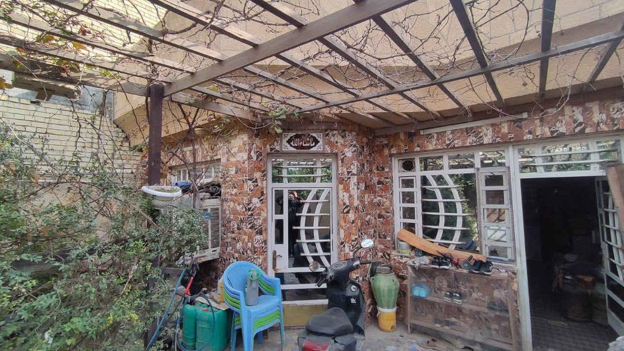 اعلان… .رقم (274)
دار كلاسيكي طابق ونصف  للبيع  مساحة (153.67 متر) محدث 2014
السند مستقل مباشر افتح بيان 
الواجه( 7.65متر) نزال(20متر) 
 اعلى من الشارع بتقريبآ 15 سم
 &&&&&&&
ال ارضي / غرفه #استقبال #مطبخ #صحيات #حولي  #كراج سيارة #حديقة
الثاني / 1غرفه 💤نوم #مطبخ #صحيات #سطح…. 
البيت قابل للسكن او تاجير.. 
للاستفسار مراسلة الصفحه 📬 اوالاتصال علئ الرقم  . 
***** ***********📲****
((مكتب الديار للوساطه العقاريه وتعقيب المعاملات وتسهيلها .)) 
*****بأدارة سيد عمار *****
