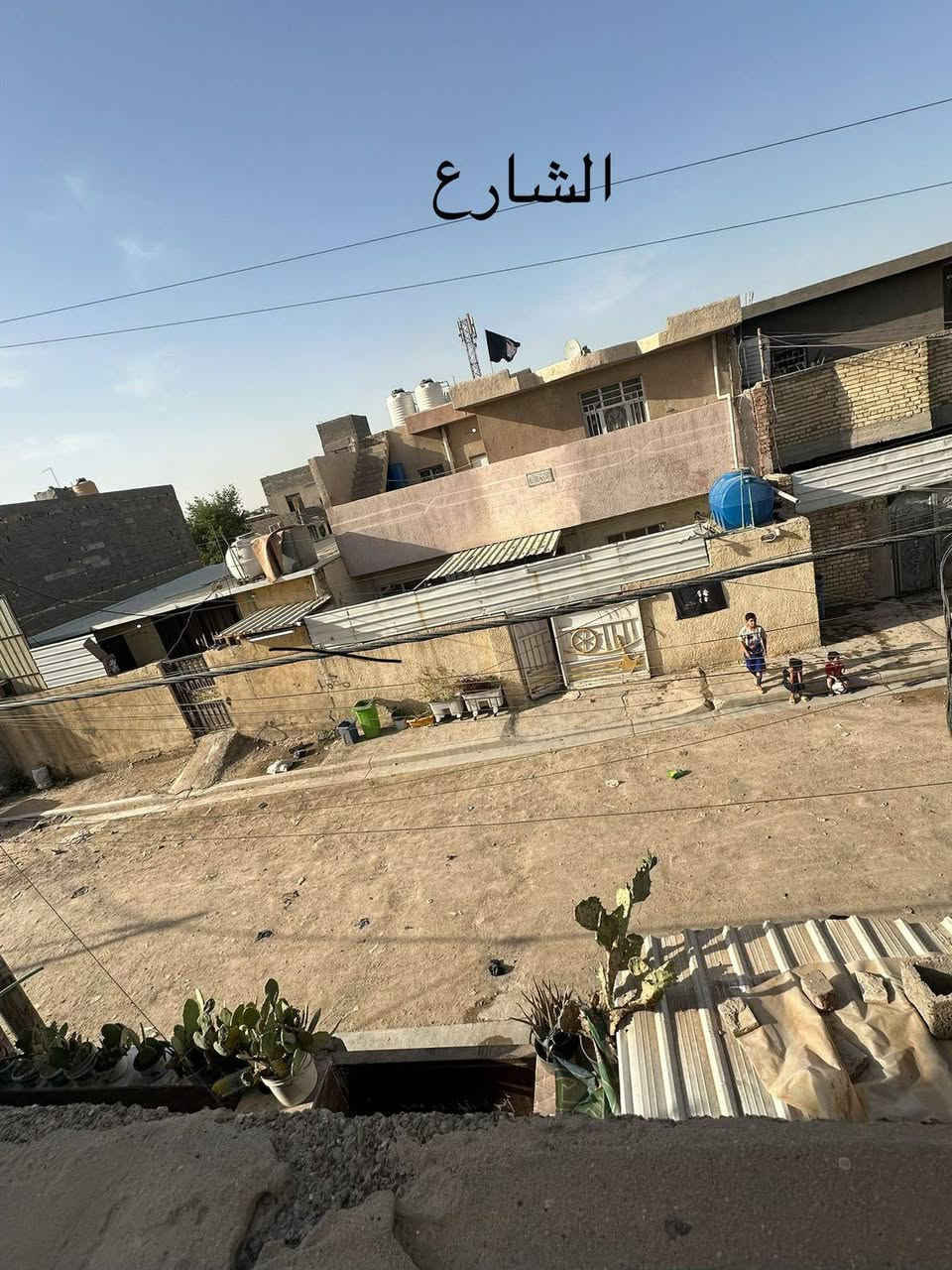 دار البيع في منطقه الحبيبيه الاستكشافات الميه م120 يحتوي على غرفتين وصاله واستقبال وصحيات ومطبخ كار وبارد ومخزن فوك البيت عكاده السطح شتايكر مستعجل على البيع سعر 55وبي مجاال قليل 
الاستفسار ***********
