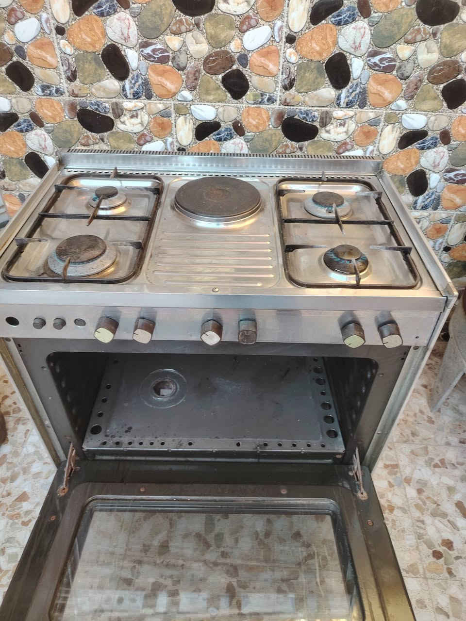 طباخ نظيف شغال على فحص للبيع فرن شغال كامل السعر خاص انا مكلف بالنشر العنوان الماجديه الشراي اتصل ***********
