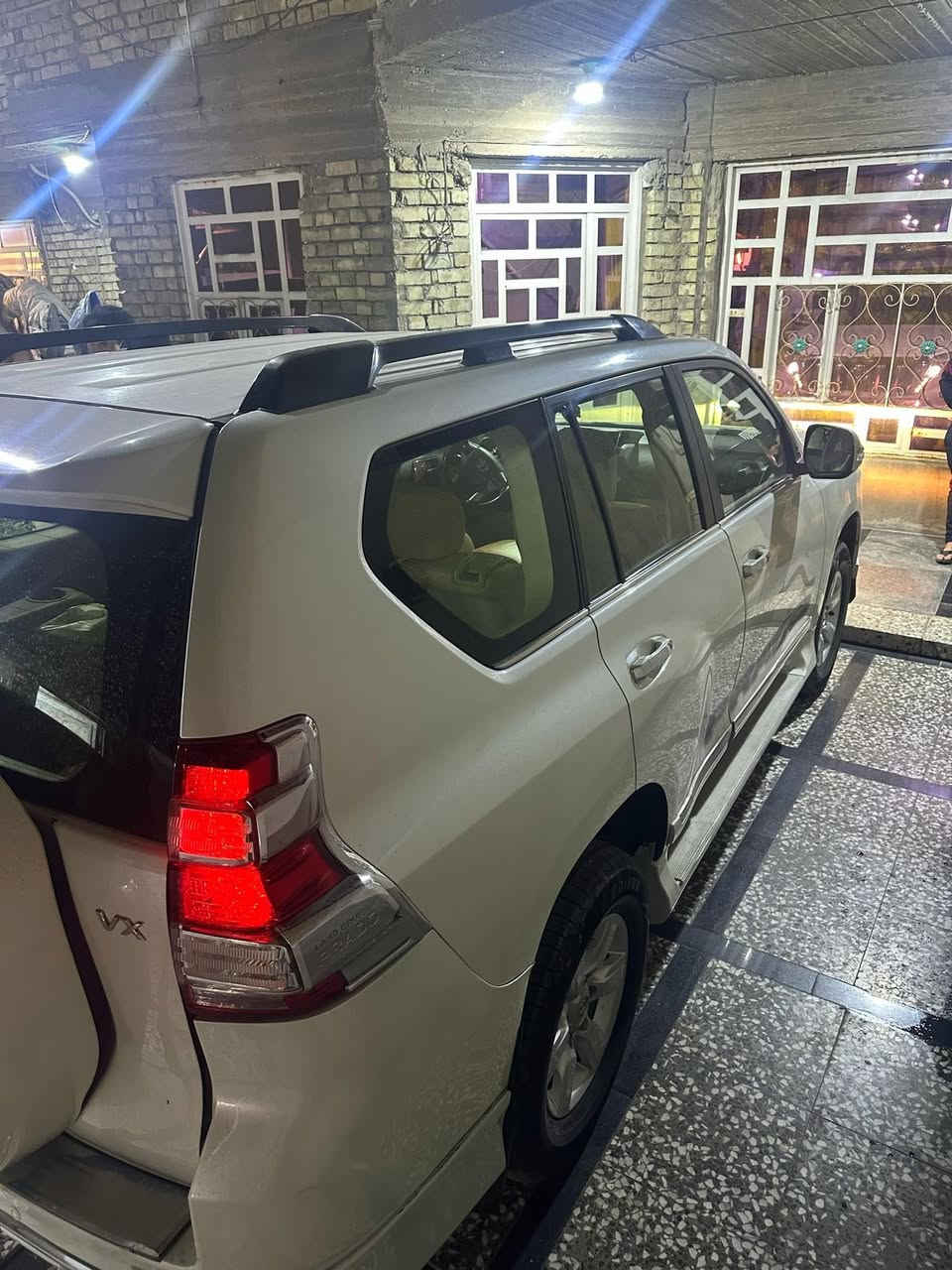 السلام عليكم 
برادو 2014 فئة vx 
خليجيه
المواصفات الvx معروفه تجي ١/١ فول مواصفات للاخير
السياره مكفوله من الصبغ ولا قطره صبغ بيها نهائيا ومحرك ٦ سلندر 
لكن بيه ملاحظات الباب خل السائق بي شخط وباقي على وضعه 
وخشم البنيد هم بي طخه وباقي على وضعه والصندوك بي ضربه هم بسيطه وهم على وضعه رقم بغداد مشروع وطني وباسمي وهزه كامله تحويل ثاني يوم السياره ماشه ١٧١  الف كيلوا متر كير مكينه مكفولات غير هذا المذكور ماكو شي  هاي الصور قبل لا احول الرقم الجديد هسه رقمه جديد سنويته جديده للتواصل 
***********
***********
السعر ٣٤٠ بيه مجال كلش بسيط
