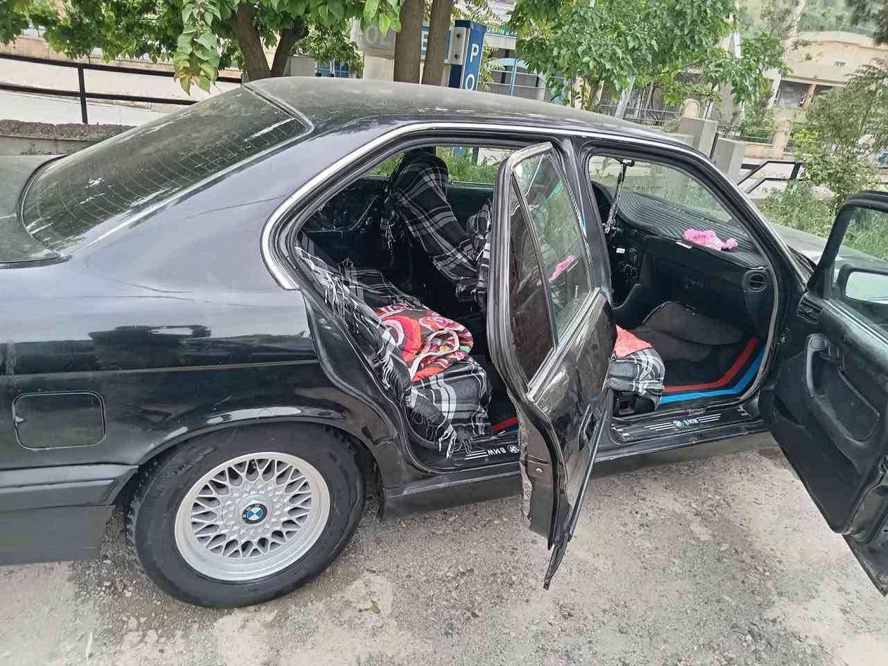بەناوی خودا
BMW  525 

ئاڕم پلاستیک دهۆک
مۆدێل 1991 
گێڕ تۆماتیک..

کامل سێرفس 
بۆ مەسروف مەپرسە
ڕاست بڕۆ لێخوڕە

نموونە لەجوانی 
ئەتوانم بڵێم بە تەحەداوە لەو مۆدێلە نیە ئاوا جوان و ڕێک مابێتەوە....

525
مەکینە کەپس تاک دیجیتاڵ

قەپات مواسەفات بێ سڵایت
ڕەشی قەتران
چوار جام کارەبا
قوفڵ مەرکەزی
قوفڵی سندووق 
چوار تایە و ویلی حەسیری سفر
 پێش و دوای 𝝡
دەبڵ تازە
پێش و دوای تازە داگیراوە
هایدرۆ لیک تازە گۆڕاوە
ساڵانسایەکی تازەی لەسەرە

سەیارەی ماڵە 
تێل بۆ خاوەنی بکە تەنیا بۆ نرخەکەی
لەهیچی تر مەپرسە....
***********
تەنها فرۆشتن 
تەنها تێل

تکایە ماڵی من نیەو جوابی نامە نادەمەوە....
