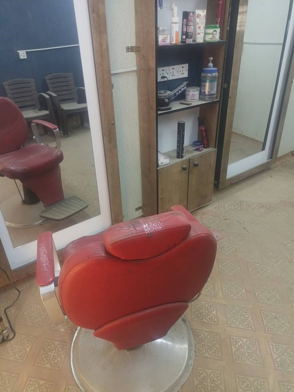 السلام عليكم مري 2 وفاترينه بعدهن جدد وكرسي للبيع عنواني بغداد الزعفرانيه قيم بل يرضي الله رقمي ***********
