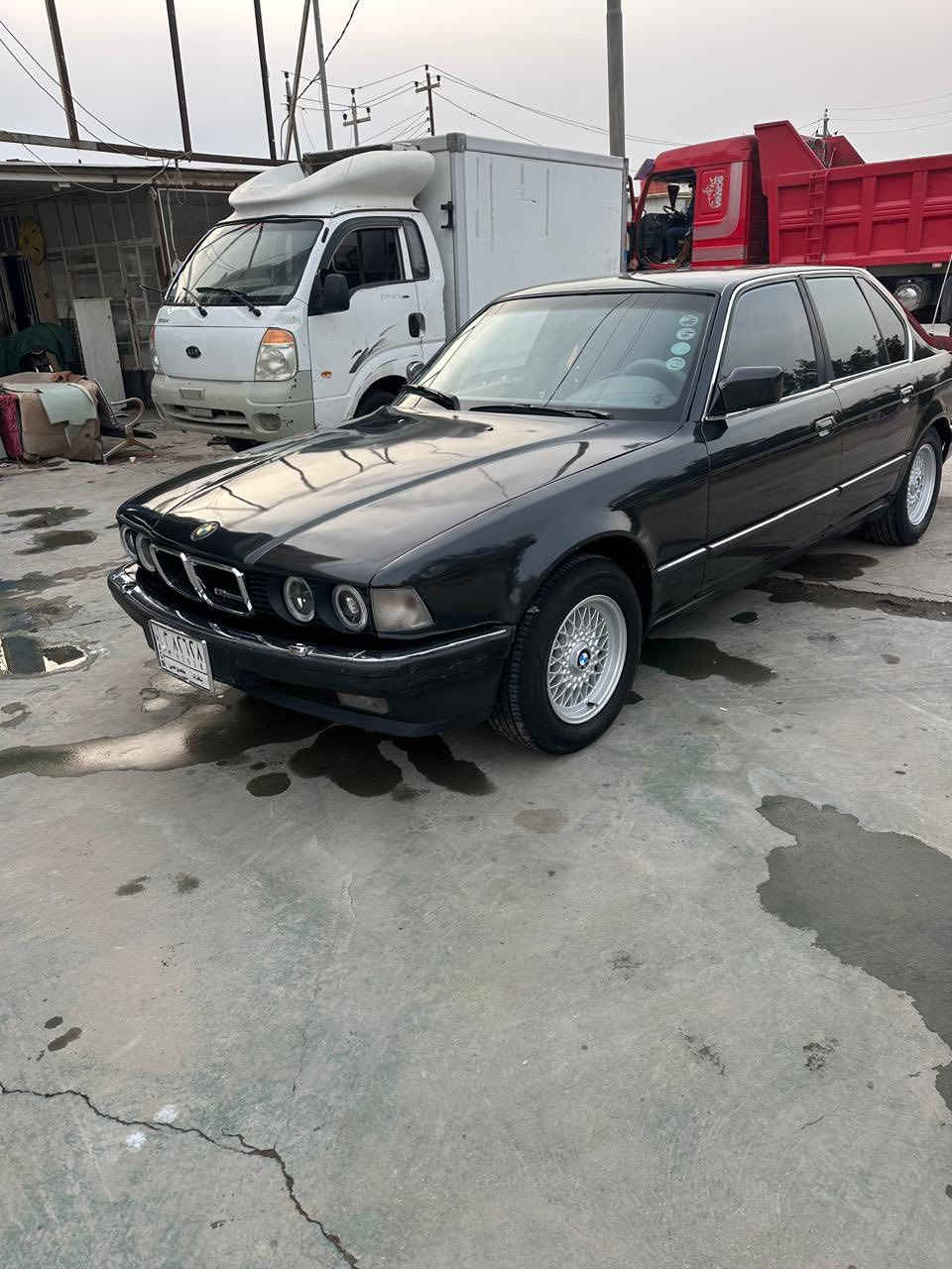 السلام عليكم للبيع بيم 735 موديل 92رقم بغداد سنويه جديده حداديه جديده وره وكدام تبريدتخم تاير فول موصفات فتحه سلايت شغال كلشي بيه شغال مصبوغه عام جماليه لا ضربه ولا معجون مكينه وكير حاويه صار شهر من شادهن سنتر لوك مكان حله ***********
