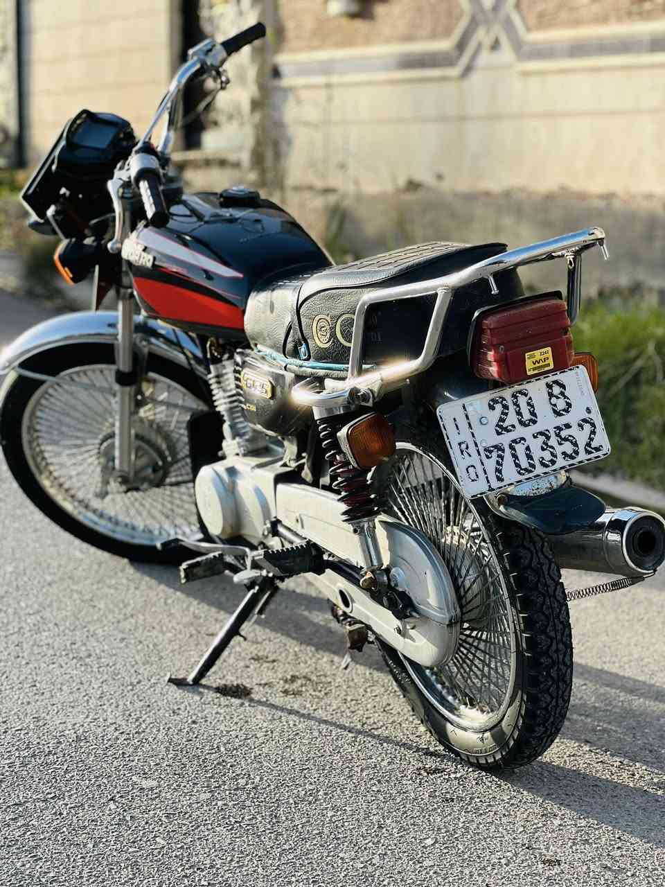 السلام عليكم دراجه للبيع موديل المحرك 2024 والشاصي 2014 رقم وسنويه رقم ديالى تحويل ثاني يوم محرك اسبانه مطاخه لا صرف ولا تبخيرر الدراجه مابيهاا نقص كله شغال السعرر 1300 وبي مجال مكان خانقين امام عباس  للستفسار خاص اوو راسل واتساب *********** الرقم مقفول راسل واتساب
