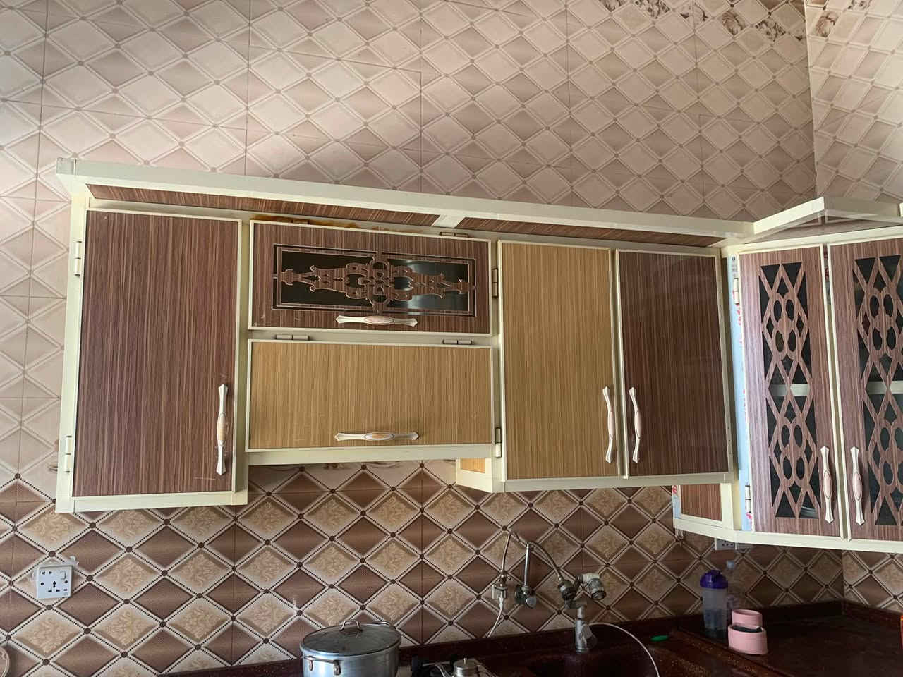 كاونتر للبيع نظيف  ما مستخدم هواي كامل هو و طباخة كاونتر جبير السعر بمليون(١٠٠٠٠٠٠) و بيه مجال للاستفسار على الرقم ***********

