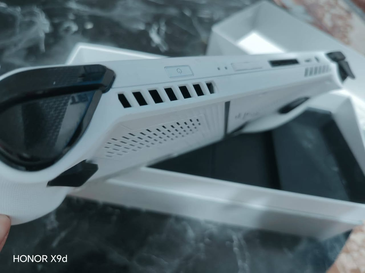 للبيع جهاز
ASUS ROG Ally Z1 Extreme
الحالة: شبه جديد، استخدام خفيف جدًا، نظيف 100%
المواصفات:
المعالج: AMD Ryzen Z1 Extreme
الرام: 16GB
الخزن: 512GB SSD
الشاشة: 7 إنج 120Hz FHD
الجهاز شغال ممتاز بدون أي مشاكل، ويا الشاحن الأصلي والكارتون بالإضافة الى هب 4 جوستك 
السعر: ( 750,000 د.ع قابل للتفاوض البسيط)
المكان: بغداد
للتواصل: خاص / واتساب ***********
