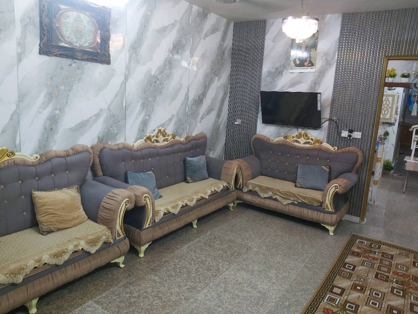 السلام عليكم بيت للبيع المساحه 75 الواجهة 4 والنزال 20 مسلح طابقين يحتوي على استقبال و 3 غرف نوم ومطبخ حار وبارد وحمام عدد 3 العنوان بغداد حي اور قرب ابو علي ابو لكص للتواصل على واتساب ***********