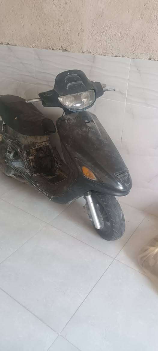 شباب عندي هاي الدراجه ردت اعمرها ولاصت عليه وغراضها موجوده.. بس شدهن.. بس عوزهه ستان وباتري ويده مال بانزين وقبق ولفات
 كفرات وكابريته وكل غراظهه موجوده كهربائيات شغاله مكينه سلف هندر  دبلات كله شغال اريدها ب 170 الف بيها مجال قليل جماعة 100 الف اعبر المنشور رجاءاا وهذا رقمي وعنواني حي الامين م ***********
