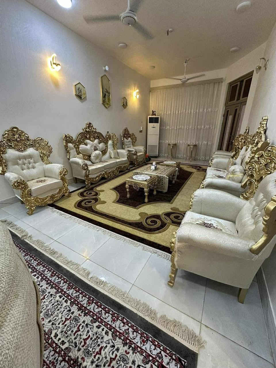 السلام عليكم للبيع بيت طابو صرف بناء حديث سنة 2025 مساحته 257 م طابقين يحتوي على 4 غرف نوم وصالات وهول ومطابخ حار وبارد عدد 3 وصحيات عدد 4 والطابق الارضي نفس الطابق الاول علماً مواد البناء كلها درجة أولى في حي الضباط الاولى مقابل سنتر الاسعار للأستفسار الاتصال على الرقم ***********
