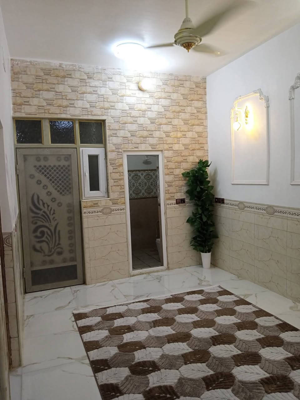 السلام عليكم ... بيت للبيع 38 وبي مجال بسيط منطقة الصدر الثالث مشمول بقرار 320 للتطويب ان شاءالله مكان البيت بين فرع اسواق فدك وبين 17تموز الكوفه سايدين جامع الاحسان وقريب ع سايدين الي يرحن للصناعي مستشفى ابن بلال كل الخدمات متوفره يمه للاستفسار اكثر مراسلة الصفحه او الاتصال ع الرقم *********** وبي واتساب
