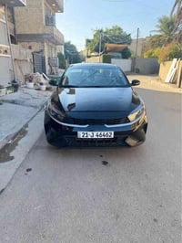 عندي كيا فورتي للبيع موديل ٢٣ الشكل الجديد  سياره جديده بسمي هزه وسنوي...