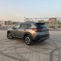 نيسان روج SV 2023 - للبيع والمراوس المواصفات  _تشغيل عن بعد  -مصابيح L...