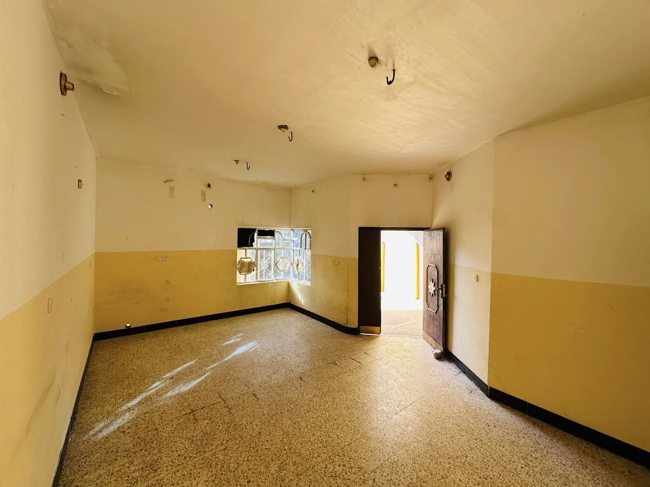 ✅ #دار_للبيع ___طابو صرف_ بأسم شخص واحد ✅

🏗️📍المــــــــوقع// أبي غرق__حي الحسين خلف التجاري 

✏️المســـــاحة// 150 متر _ واجه 7.5م✖️نزال 20م

🧱✅بناء 2010 عالي ع شارع_عرض الشارع 30متر✅🧱

⭕️علماً الدار 🏠 فارغ استلام مباشر 

🧱🧱طـــابق الأول // يحتوي ع (غرفة نوم 🛌 ➕مطبخ➕هول➕ صالة➕ مجمعات صحية عدد 2➕كراج سيارة 🚙➕حديقة

🧱🧱طابق الثاني// 2غرف نوم  🛌 ➕هول

 🏫📚نستقبل جميع عروض البيع و ترويجها بإعلانات ممولة 
      للمزيد من التفاصيل الاتصال او المراسلة خاص 

حسين السعيدي ***********_ ***********
حجي حسن السعيدي ***********          
علي السعيدي ***********_ ***********

 📍موقع المكتب  📌 الحله - حي الامام علي(ع)_قرب المول الجديد _مقابل مجمع الوافي
