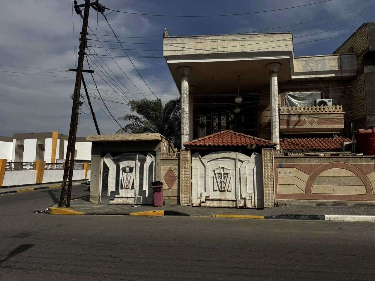 سلام عليكم
دار  للبيع 🏠 للبيع

العنوان | حي الجامعه الجديد ٨١٠ 

المساحة | ٢٠٠ م  ركن على شارعين شارع15 وشارع 10متر مدرسة جانبيه  

الطابق الاول بي مدخلين ( صالة ، مطبخ  ايضاً ، هول داخلي ، غرفة نوم ، منورين ، وخدمات ) 

الطابق الثاني بي 3غرف نوم وخدمات  وهول كبير   
 
حديقة كبيره ويوجد برحيات عدد ٢ 

البيت بناء 2008

البيت طابو صرف ماكو عليه اي قروض او ديون  

المنطقة هادئة وشوارعها مبلطة وبيها كل الخدمات والبيت قريب على الشارع العام ويبعد عن شارع 60 تقريبا 20متر 

الاستفسار أكثر اتصل 🗣📲📞

 ***********
