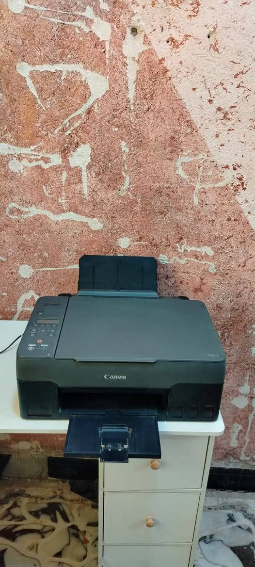 للبيع طابعة Canon PIXMA G3420  متعددة الوظائف، اقتصادية جداً في استهلاك الحبر ومثالية للدراسة، العمل المكتبي، وطباعة الصور بجودة عالية.
​المواصفات والوظائف:
​نوع الطابعة: طابعة حبر سائل (Inkjet) بنظام الخزانات المستمرة.
​نوع الطباعة: تطبع باللونين (أسود + ملون).
​طباعة الصور: تدعم الطباعة على ورق الصور الفوتوغرافية والورق السميك (Glossy Photo Paper) بكفاءة عالية الى وزن( 240 غرام ).
​الوظائف: 3 في 1 (طباعة، استنساخ/تصوير، ومسح ضوئي/سكانر).
​طرق الاتصال: تدعم الاتصال اللاسلكي (Wi-Fi) للطباعة من الهاتف أو الكمبيوتر.
​الطباعة وجه واحد.
​حالة الطابعة:
​الحالة العامة: مستعملة بحالة جيدة جداً، نظيفة تماماً ولا يوجد بها أي عطل أو خدش.
​جودة الطباعة: جاهزة للاستعمال الفوري
​السعر المطلوب: 140 ألف دينار.
​للاستفسار والتواصل: يُرجى إرسال رسالة على الخاص.


**إذا كنت صاحب هذا الإعلان وتريد حذفه لأي سبب، رجاءا أرسل رسالة إلى الدعم الفني**