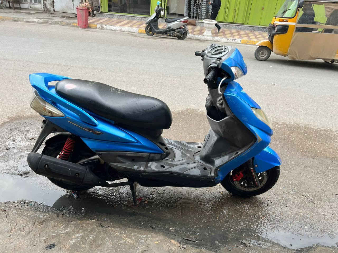 سلام عليكم مكلف ب النشر. 
دراجة سكنس فحل كوري كابريتر   قبل ثلاث اشهر. 

الدراجة مكفولة كفالة عامة واي نقص مابيها. 

الدراجة شلعة ومعدل تشك الكاع. 

دبلاتها بلادية كلجات بلادية كلشي بيها بلادي. 

الدراجة مداريها دهن وبانزين محسن  والدراجة امانة الله ماطلع بيها ابد مال بيت. 

صاحب رقم الدراجة ***********.

العنوان بغداد الحرية. 

سعرها 950 وبيها مجال.
