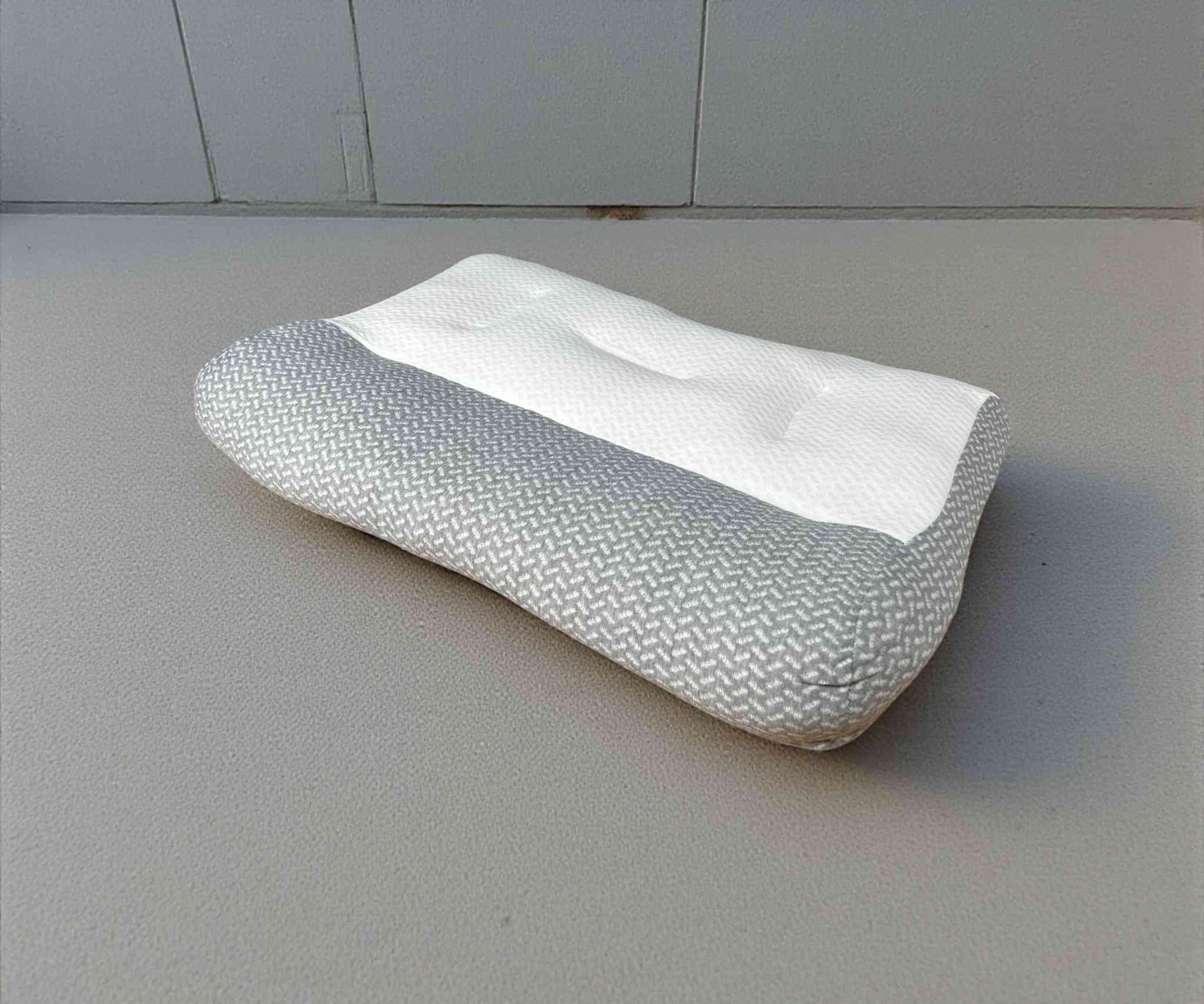 السعر 15 الف دينار التوصيل 5 الاف
وسادة نوم طبية ميموري فوم بارتفاع 8 سم – تصميم مريح لدعم الرقبة

الاستخدامات:

دعم الرقبة والرأس أثناء النوم بوضعية صحية.

تقليل آلام الرقبة والكتفين الناتجة عن الوسائد العادية.

مناسبة للنوم على الظهر أو الجانب.

تساعد في تحسين استقامة العمود الفقري أثناء النوم.

مثالية للاستخدام اليومي في المنزل.

المميزات:

مصنوعة من ميموري فوم عالي الكثافة يستجيب لضغط الرأس ويعود لشكلِه الأصلي.

تصميم متموج (Contour Design) لدعم أفضل لفقرات الرقبة.

ارتفاع مريح 8 سم يوفر توازن مثالي بين الليونة والدعم.

قماش خارجي ناعم وقابل للتنفس يساعد على تقليل التعرّق.

غطاء بسحاب قابل للإزالة والغسل.

لا تهبط بسرعة وتحافظ على شكلها لفترة طويلة.

مناسبة للبالغين الذين يعانون من شدّ أو ألم في الرقبة.

المقاس الفعلي للوسادة: 65 × 42 × 8 سم.

مقاس الكيس: 80 × 48 × 8 سم.

محتويات الصندوق:

وسادة طبية ميموري فوم.

كيسحقيبة تغليف.

الملاحظات:

قد تحتاج الوسادة من 24 إلى 48 ساعة لتأخذ شكلها الكامل بعد فتح التغليف.

يُفضل تهويتها قبل الاستخدام الأول.

يُغسل الغطاء فقط ولا يُغسل الفوم الداخلي.

مناسبة لمن يبحث عن دعم متوسط الارتفاع (8 سم). بغداد, العراق


**إذا كنت صاحب هذا الإعلان وتريد حذفه لأي سبب، رجاءا أرسل رسالة إلى الدعم الفني**