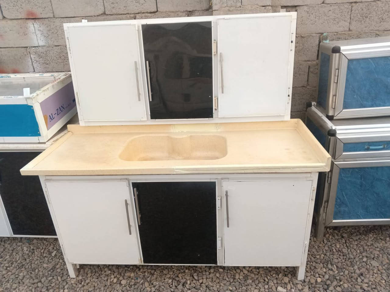 هاي الاغراض للبيع اللي يريد مفرد او جمله ماكو اشكال عادي واللي يريد اجهزه تجهيز بيت عادي من كل شيء وباسعار مناسبه واي حاجه اللي يريدها من هذا اللي مصورهن يدز لي اياها على الخاص *********** يوجد واتساب وانتصل على الخط مكاني بغداد واللي يريد توصيل سياره موجود عادي
