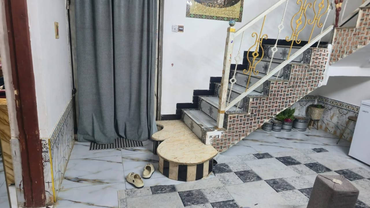 بيت للبيع مطلوب مبادره طابقين بناء حديث كونكريت بيه شقه معزوله بناء 2022 باريدو قرب ساحه شريف السعر تصل وتساب مساحه100م امامي 
***********مكتب الرحمه
