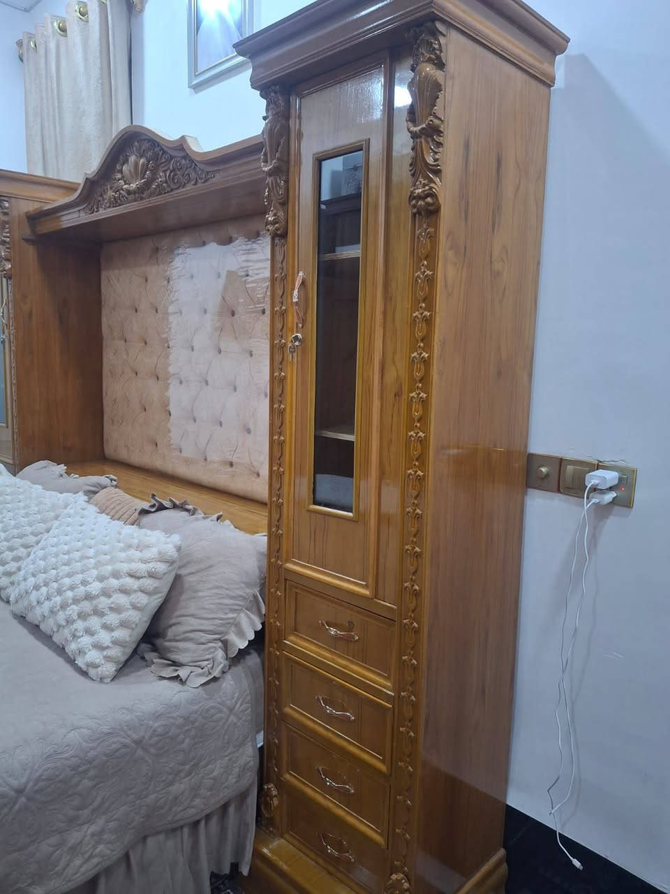 عندي غرفه اخشاب للبيع ام المسرح ما صار لي سته اشهر من ماخذها بعد جديده اللي حاب يتواصل على رقم التليفون 
***********
