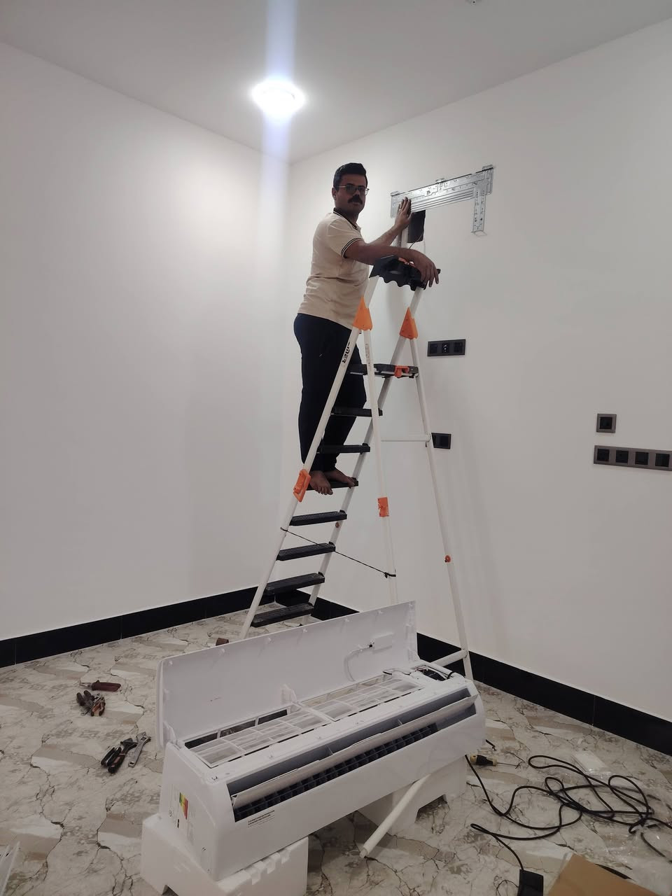 تنصيب وصيانه كافه انواع السبالت الجداريه والكنتوريه والكاسيت غسل  وتنضيف   وشحن غاز مع الضمان في العمل   ***********
