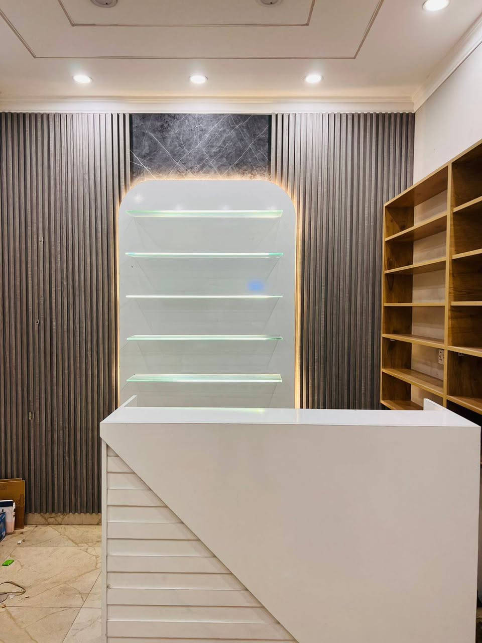 للبيع 
ميز كاشير خشب ابيض 
ارتفاع 110سم 
عرض 140 سم 
عمق 50 سم
السعر 190الف
،،،،،،،
رفوف زجاج مع انارة ولوح ابيض خشب 
عدد الرفوف 5 
الارتفاع 168
عرض 120 
عمق 20
السعر 195الف
،،،،،،،،
رفوف خشب 
عرض 4 متر 
ارتفاع 136 
عمق 20
السعر 100الف
مكاني بغداد السيدية 
***********
