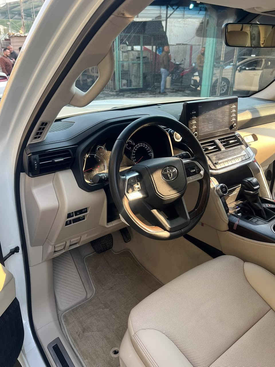 لاندكروز ٢٤ ساز لمتد اصلي خمس كامرات ولد بالشبك  ابيض  باسمي ماشيه ٢٦٠٠٠كم بدون حالات او تكحيل بجمه مغلف ppf وسونره وياه  وباسمي ثاني يوم تحويل مكانه بالحارثيه رايده ب٧٣٥٠٠ $   قفل للاتصال ***********
