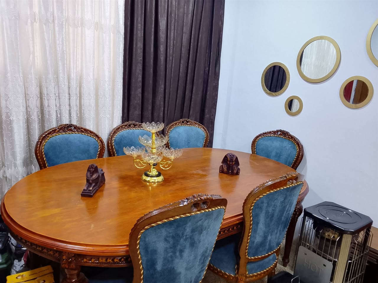 للبيع ميز طعام كبير صاج وخشب ثقيل حفر  زان مع
 6 كراسي من نفس الخشب  ،، نظيف جداً مابي اي عيب أو خلل
للأستسفسار الاتصال على رقم الموبايل 
***********
