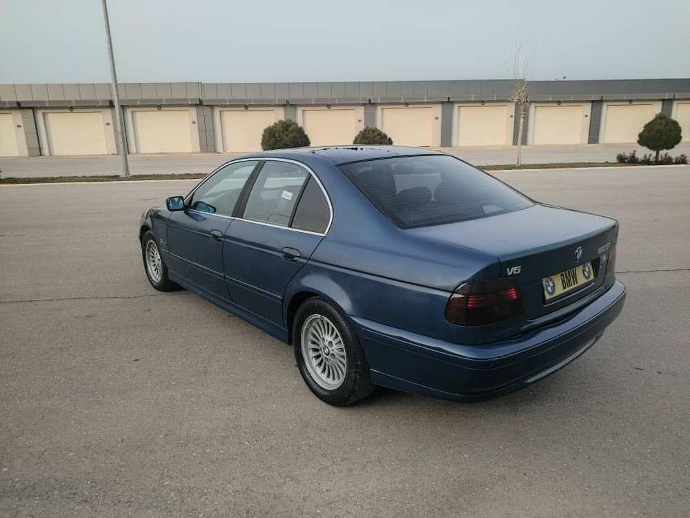 سةرةتا بةناوي خودا 
بيئيم سةقةر ٥٢٥ 
مەنەفێسی اسڵی لەگەڵدایە
دةبل ديجيتال 
مۆدێل ۲۰۰۱
٣گير 
توماتيك
عادي
سپورت
كوشن جلد 
سوكان ڤوليوم 
تةبريد لةمس 
فورميكا 
تەحدید سرعە
٤ تایەو ویلی تازەی لەژێرە
بي دةعم وليدراوي 
گيرومةكينةو ئةكسلي بةشةرت 
بي تةقةورةقة 
بەگشتی فولە بەس سڵاید نیە
سعر ٣٨گةلاو مةعامةلة 
٠٧٧۱ ۹۹۰۱٨۷٨=== ۰۷۷۰۲۲۱۲٥۰٦ السليمانية, العراق
