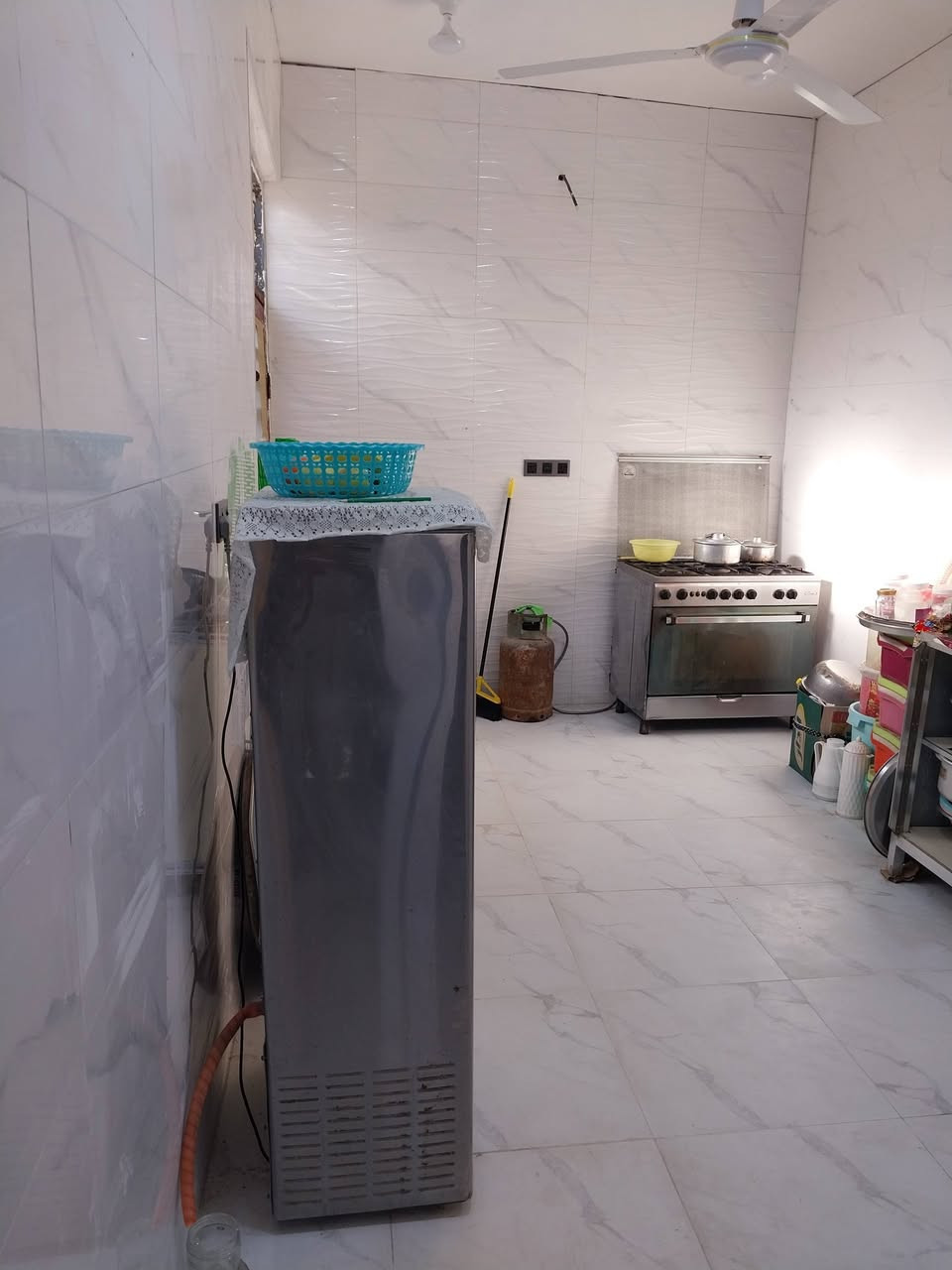 السلام عليكم بيت زراعي على شارع سايدين بناء جديد بلوك كهربائي والسقف اعكاده مساحته ١٣٠ متر (١٣×١٠)  العنوان الأسكان الصناعي نهاية نزلة الجامع  بالقرب من شارع الحولي السعر ٥٠
*********** للتواصل واتساب
