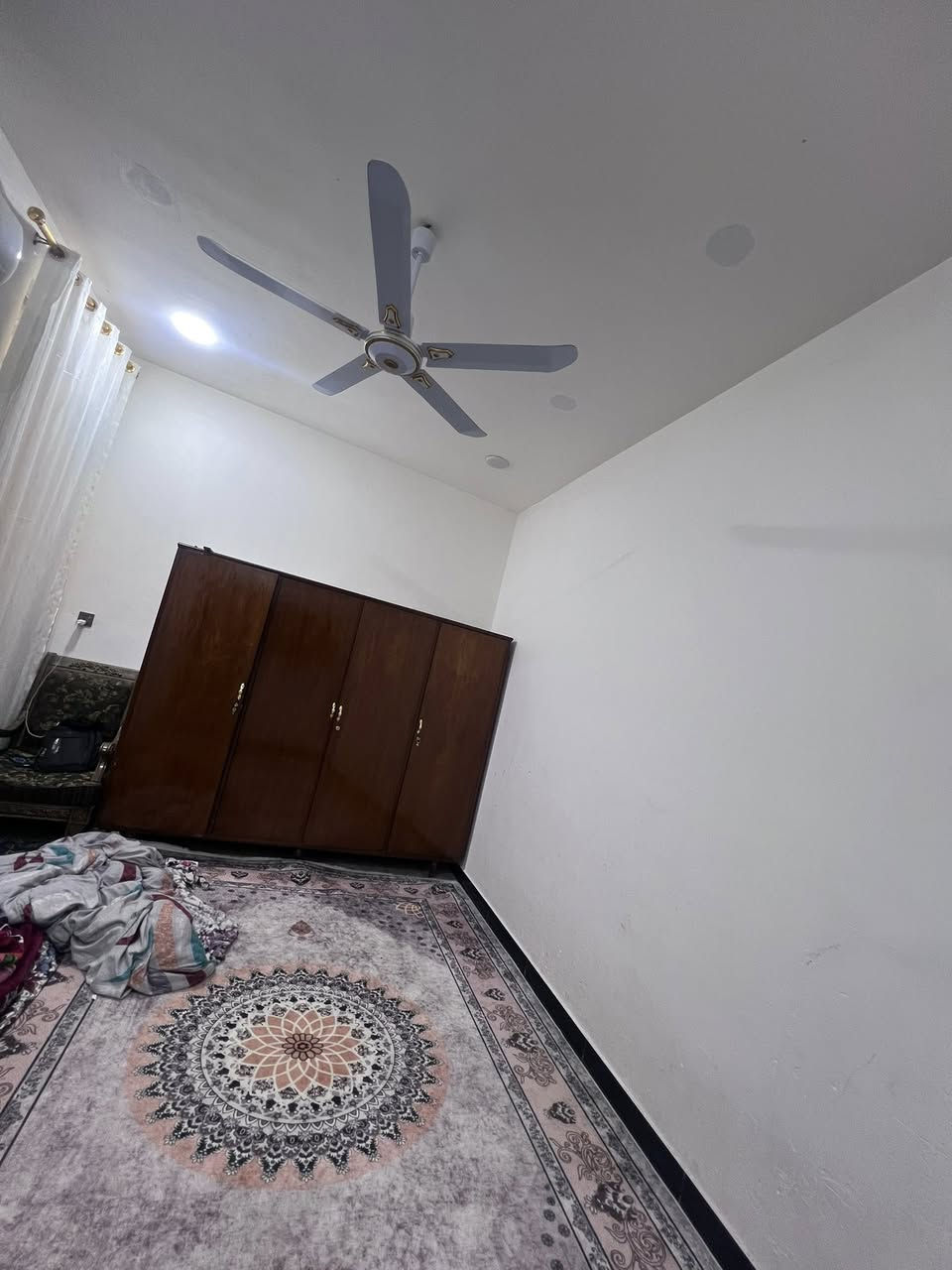 السلام عليكم بيت للبيع مساحه 140 متر منطقه الدسيم قرب الدواجن قرب شارع تبليط جاهز مجهز بناء طابوك على ايدي بناء 2025 عارضه 60 وبي مجال حك الجيه ***********
