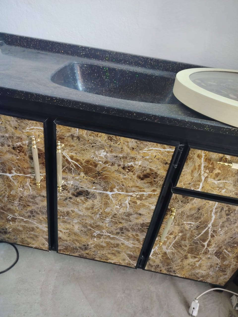 أغراض للبيع مستعمل شي قليل جديد ونضيف ومستعجل ع بيعه سعر الأغراض بل صور موجود و لتواصل على رقم *********** والعنوان الموصل تلكيف
