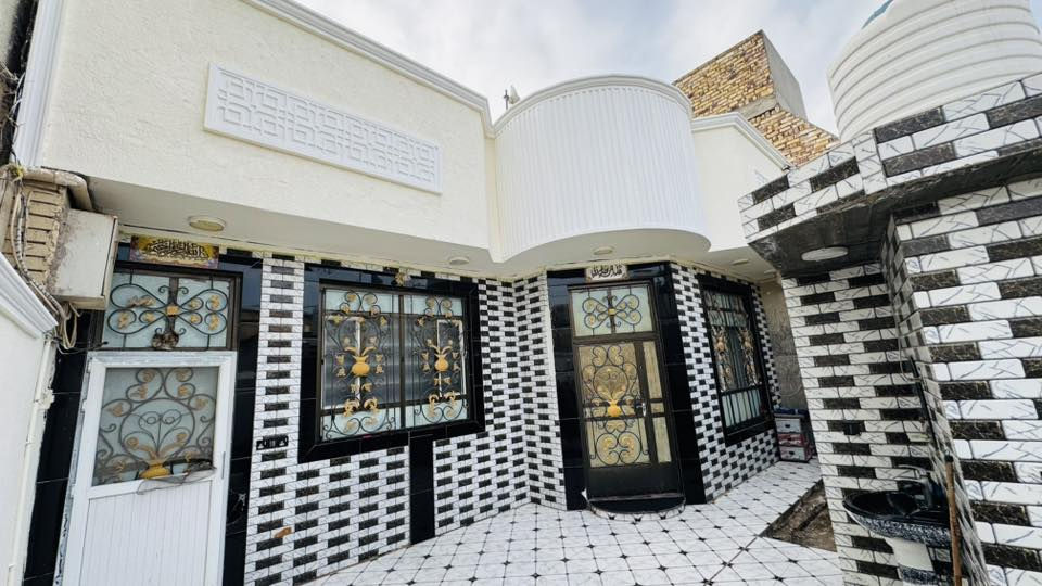 السلام عليكم بيت للبيع مساحه 200 متر غرفتين نوم ومطبخ وصاله وستقبال وهول صحيات دخليه وخارجيه البيت مرمر الارضيه الوجهيه سرميك طابو زراعي بسمي عنوان البيت شارع 80 محزم4 /*********** /*********** اتصل وتساب
