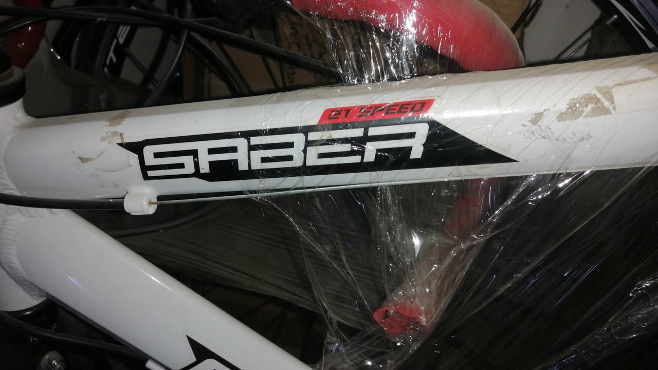 هذه الدراجة الهوائية هي من نوع Genesis Saber (بمقاس 700c و21 سرعة)، وتختلف أسعارها بحسب حالتها:سعر الدراجة جديدة (إن وجدت): يتراوح السعر الرسمي لها عالمياً وهي جديدة بين 198 إلى 250 دولار أمريكي.سعر الدراجة مستعملة: يتراوح سعرها في أسواق الدراجات المستعملة (البالة) بين 95 إلى 150 دولار أمريكي (ما يعادل تقريباً 140,000 إلى 220,000 دينار عراقي)، ويعتمد السعر الدقيق على نظافة الدراجة، وسلامة ناقل الحركة (التعشيق)، هيكل هذه الدراجة (Genesis Saber 21 Speed) مصنوع من الألمنيوم الخفيف (Aluminum Frame


**إذا كنت صاحب هذا الإعلان وتريد حذفه لأي سبب، رجاءا أرسل رسالة إلى الدعم الفني**
