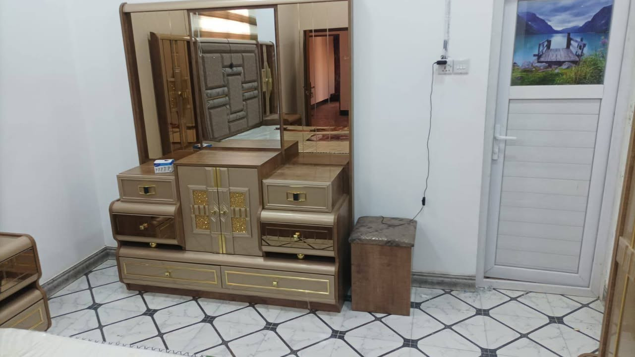 السلام عليكم ورحمه الله وبركاته غرفة نوم نوع تركي عشر قطع غرفه حلوه ونضيفه مثل ما اموضح بالصوره استخدام بصيط شرط شخط مابيها حتى اللزكات ماشالعهن ال س ع ر 2500 وبيها مجال  وهذا رقمي *********** المكان نجف وبالخدمه
