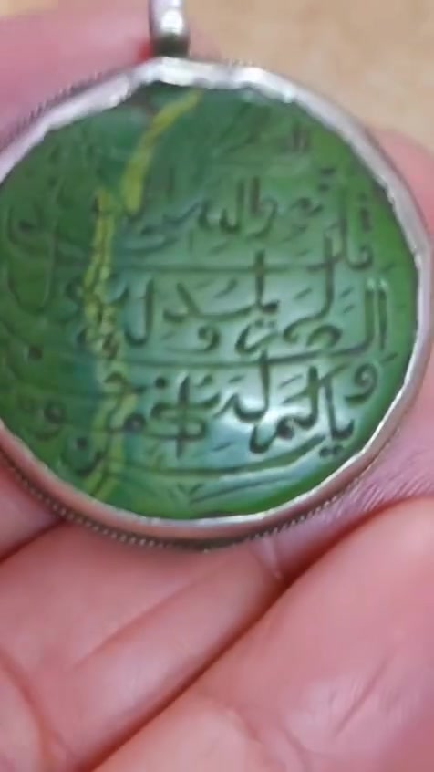 فوائد حجر عباس اباد 
حجر عباس آباد يحتوي على قدرات قوية تساعد في التخلص من السحر و الطاقة السلبية و الشعوذة بجانب المشاكل المتعلقه بالزواج و الخصوبة . 

بالإضافة إلى أنه يقوم العديد من الناس بحمل ذلك الحجر إعتقاداً منهم في قدرته على التخلص من الجان و الأرواح الشريرة .

لمن يراودهم الشك في وجود أرواح أو جان أو سحر قد أصابهم يعد عـباس أباد بمثابه إحدى الخيارات الأولى لتحصين أنفسهم و التخلص من الشر المحيط بهم سواء إذا ما تم إرتدائه كخاتم مرصع به حجر عباس اباد او قلادة او حتى حمله كحجر مصقول . 

و يقال أن أحجار عباس اباد الأصلية تتميز بقدرتها ا على سورة المزمل يفك جميع انواع السحر والعين والمس الماء سوء و هذا لا يعتبر قانون بل كإسلوب للمبتدئين .

فوائد حجـر ال ( عباس آباد ) : -

💎طـرد السحـر عن حامله أو من تختم به .

💎حرق التابعة أو قتل القرين السيء .

💎إزالة أي عمل شيطاني خارج طاعة الله تعالى .

💎قتل الجان السيء (الطالح) مهما كان نسبه أو نوعه . 

💎إزالة الحسد و النفس الجسدي و الروحي . 

💎و كل عمل أو فعل له أرتباط بالشيطان مثلا ( المشرب ؛ الدايس ؛ المهبوط ؛ النفساء ؛ إن النفاس ؛ الموكل عمل ؛ المعقود أو المعقودة ) .

💎يعمل هذا الحجر ببركة من الله تعالى على فك هذه الأزمات و حل هذه العقد .

💎 إضافة إلى فوائده النفسية و الصحية و الروحية .

✴والحالات التي منها:-

1• علاج التابعة .

2• علاج المس .

3• تحصين المنازل .

4• تحصين الذكور و الإناث .

5• علاج فعاااال جداً لجميع انواع السحـر و الاعمال الشيطانية :-

المعقود/المعقودة 

المربوط/المربوطة

التعطيل عن الزواج للذكر او الأنثى 

6• للحفظ و الحرز .

7• لعلاج بكاء الأطفال  

الانتصال الرقم التالي *********** ابو عبد الله للأحجار الكريمة
