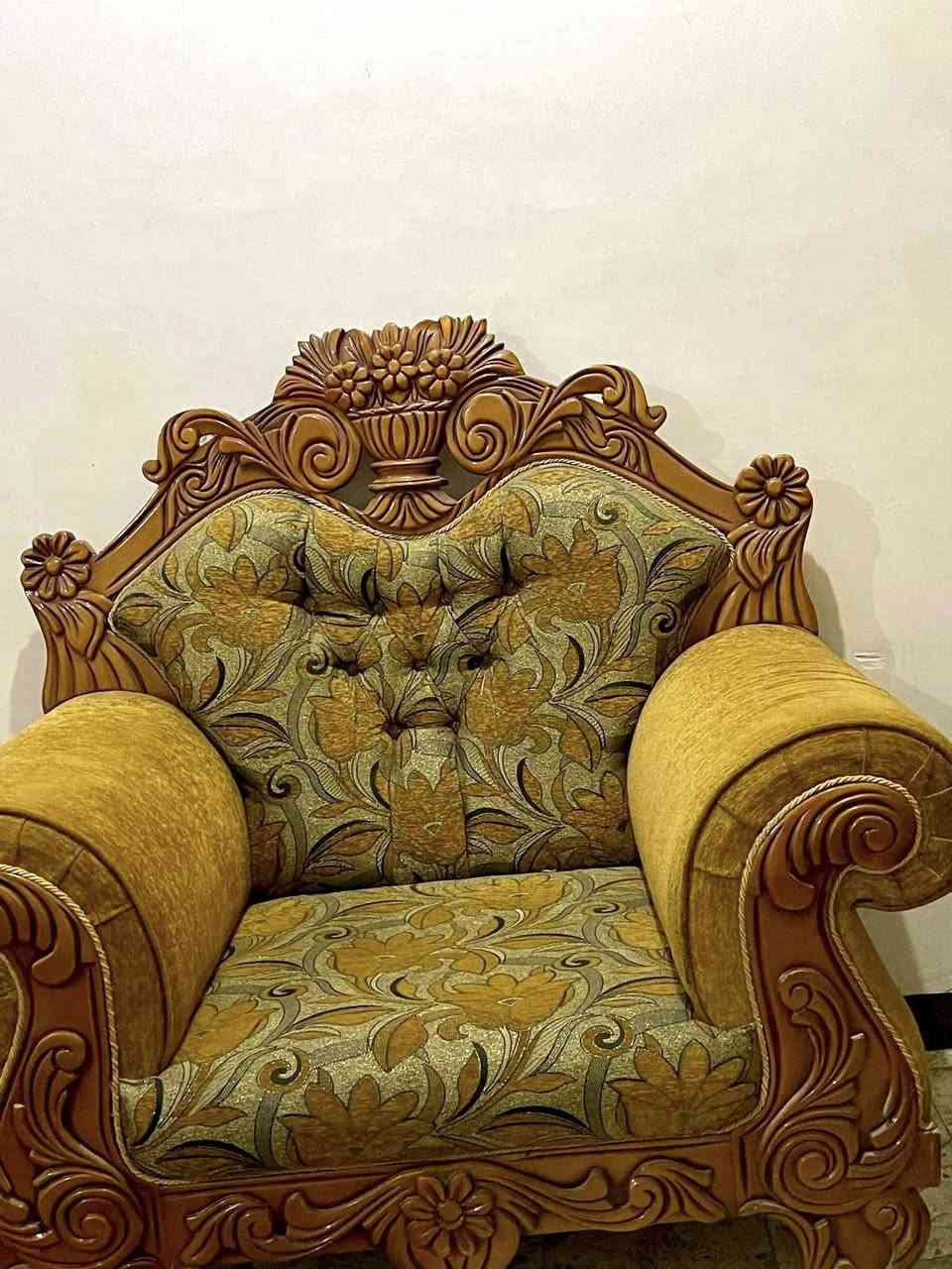 السلام عليكم…
تخم ملكي مستعمل::خمس قطع::
نضافة 90‎% 
:: قيم وانطي سعرك بس رجاء بدون كسران بحلال الناس
العنوان بابل البكرلي
لتفاصيل اكثر راسلني خاص
للاستفاسار واتساب
***********
