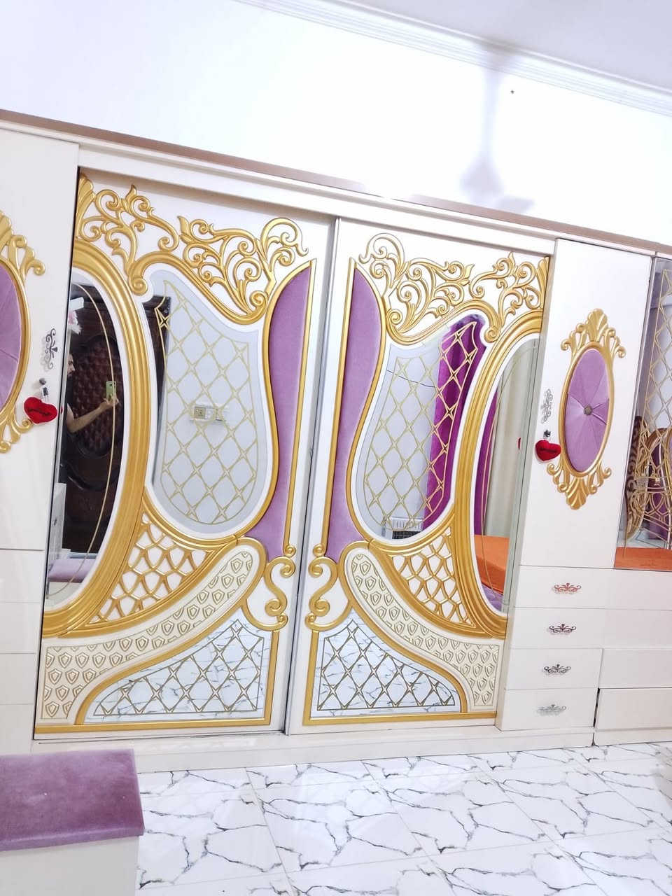 غرفه تركيه خشب قوي ونوعيه زينه جديده كلش ونضيفه زلغ واحد مابيه متكونه من ٩ قطع  سعره مليون والدوشك سعره اب ١٠٠ اطيك بي ضمان مكاني شطره الشراي يتصل ***********
