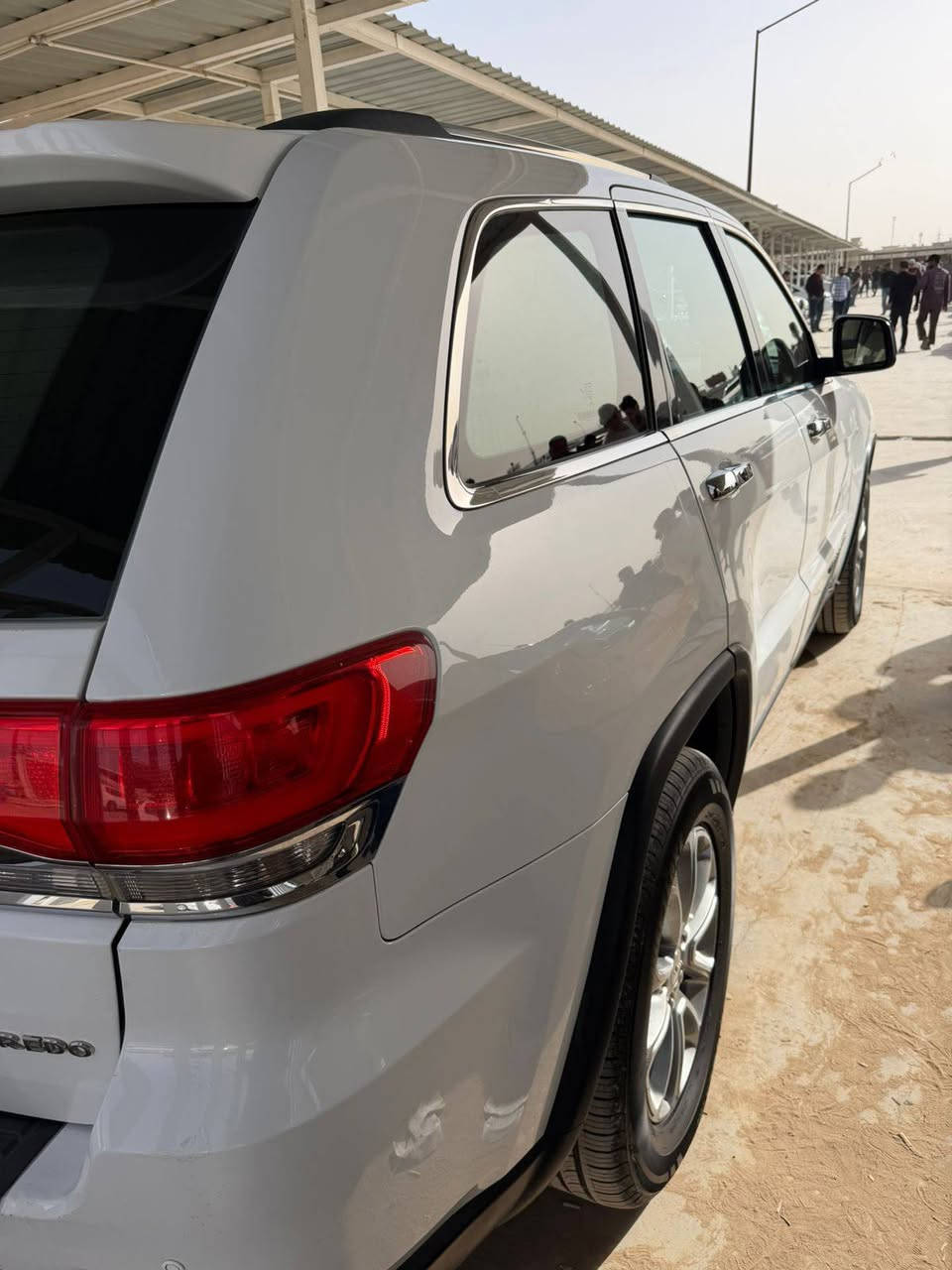 للبيع جيب موديل ١٤ خليجيه فتحه تحكم ستيرن داخل بيجي تخم تاير حداديه امامي وخلفي تبريد كله جديد رقم بغداد مشروع وطني باسمي بيه فقط رش جاملغ امامي وشبر بلباب الخلفي جوه تريشه صفحت اليمنه  مكان سياره كوت مركز المدينه للستفسار *********** السعر ٢١٠ وبيها مجال حك الجيه
