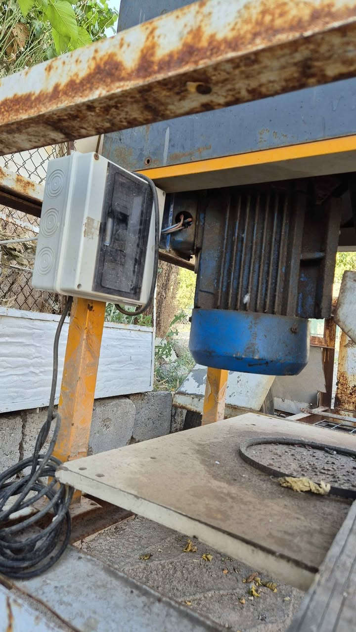 دوو ئاش بۆفۆشتن دانەیەکیان کاملە و ماتۆڕی خۆی لەگەڵە 3 فیزە کراوە بە سنگڵ ئە وی تریان بێماتۆڕە بۆزانیاری زیاتر پەیوەندی بکەن *********** السليمانية, العراق
