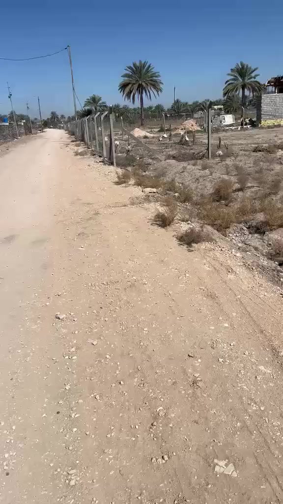 السلام عليكم جماعة المساحات الواسعه او المزارع او التقسيم عرض كلش مرتب موقعها  سايد المستقبل عبر البوابه ثاني استدارة اول فرع عاليمنه تبعد عن الشارع العام لنجف سايد رجعه ٤٠٠ متر وهاي ال ٤٠٠ متر تبليط من شارع العام لشارع الفرعي بس الفرعي بعده ماتبطل لان نفس ما موضح الكاع الحمد لله نباع جزء كلش كبير منه هيه٣٦ دونم والصفه  من ال٣٦ دونم فقط هاي وبعد مساحه اكبر بشويه سندها ٢٥ ب اسم شخص واحد ليداور ويمها اعمار وبناء وبالنسبه للسعر جداً مناسب وتنباع كامله فقط والنقطه الداله للفرع نهر الهميسانيه 
لاستفسار:***********
