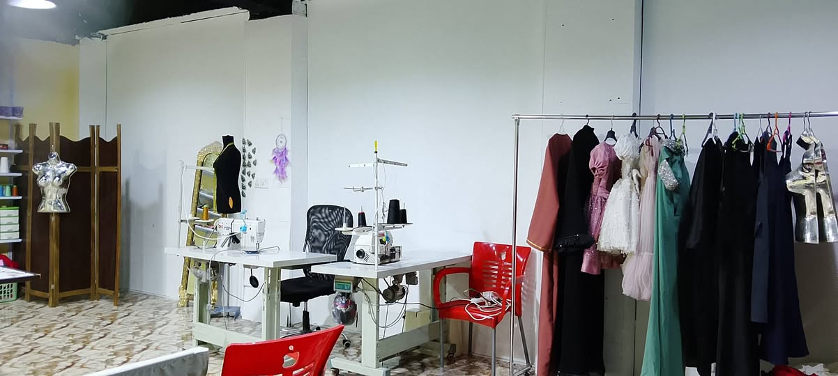 ✨ إعلان بيع مشغل خياطة نسائي ✨
للبيع مشغل خياطة نسائي متكامل وجاهز للعمل 
يتميز بمكان مميز  ، ومجهز بجميع المستلزمات اللازمة
تفاصيل المشغل:
الموقع: (حي العباس الفرع الثاني )
المساحة: (قاعة 50 متر يوجد فيها صحيات خاصة بها
💼 فرصة استثمارية ممتازة لمن ترغب ببدء مشروعها الخاص دون عناء التأسيس من الصفر.
📞 للتواصل والاستفسار:
(رقم الهاتف ***********واتساب)
