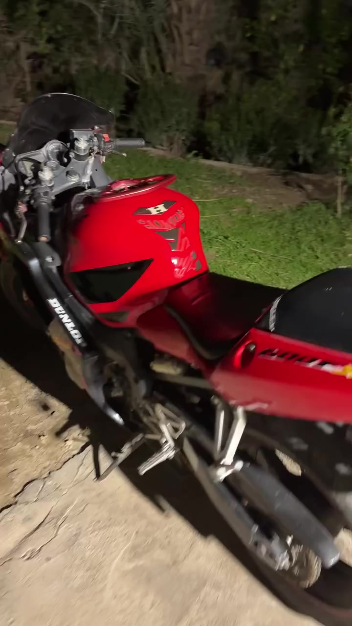 F4i 600cc
دراجه مفتوحه قبل مبدل بيها ضاغطه وزنجيل صار سنتين
وهسه هم رجع عندي صوت الزنجيل يرادلهن تبديل
مكاني ديالى بلدروز
سعرها 16 
موجود واتساب ***********
