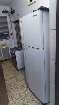 ثلاجه كبيره يباني توشيبه نظام بخاخ السعر ٢٧٥ أو بيها مجال بسيط مكان حي...
