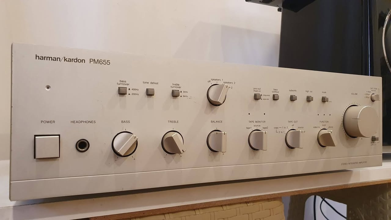 السلام عليكم 
جهاز امبليفاير من ماركة هارمان كاردون امريكي harman kardon تجميع ياباني نقاوه جدا عاليه نضافة ١٠٠%
كهرباء ٢٢٠ فولت واطيه ٢٩٠ مخرج اربع سماعات وزن ثقيل غني عن التعريف 
سعر ١٧٥ الف***********
توصيل كافة المحافظات العراق
